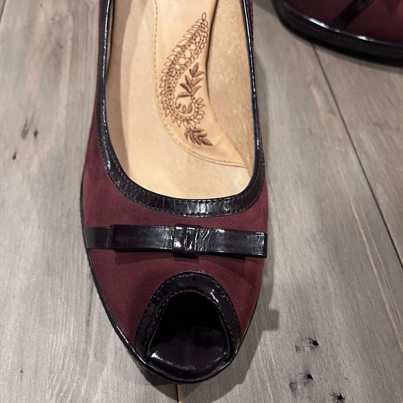 Sofft suede peep toe heels in maroon and dark chocolate brown size 9.5 - Picture 2 of 6